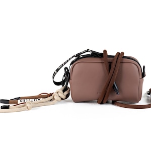 Bolso bandolera de piel vegana color marrón moca, correa de paracord, estilo minimalista
