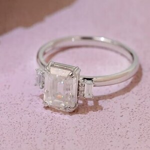2CT エメラルドカット モアッサナイト リング、9K/14K/18K ソリッド ゴールド エメラルドカット モアッサナイト エンゲージリング、アールデコ ヴィンテージ スリーストーン プロミスリング