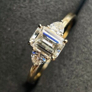 女性用エメラルドカットモアッサナイトエンゲージリング、10K/14K/18Kソリッドゴールドリング、女性への記念日の贈り物、女の子へのプロミスリング、ギフト