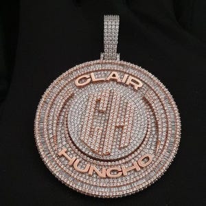 Colgante giratorio redondo de 2" con cualquier letra y número fabricado en plata de ley 925 tachonado con piedra moissanita incolora, colgante personalizado