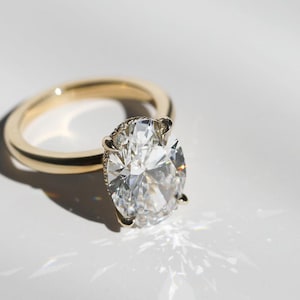 Solitário de moissanita com corte oval alongado de 2,25 CT | Ouro amarelo sólido 14k | Anel de noivado | 4 garras | Anel de meia eternidade de 1,8 mm | Presente para noiva