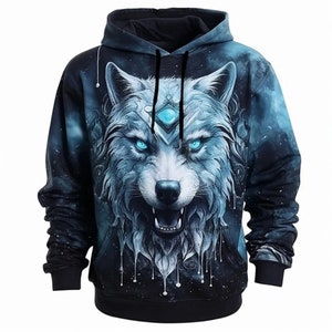 Peut inclure: Un sweat-shirt à capuche noir avec un imprimé graphique de loup blanc. Le loup a les yeux bleus et un bijou bleu sur le front. L'arrière-plan est un imprimé galaxie bleu foncé et noir.