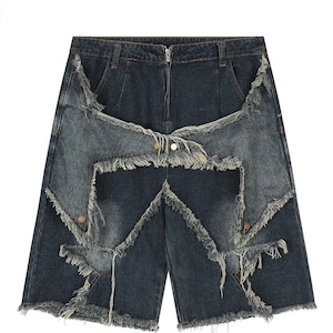 Könnte beinhalten: Blaue Jeans-Shorts mit ausgefransten Kanten und mehreren Denim-Schichten. Die Shorts haben einen Used-Look und sind mit einem einzigartigen, geschichteten Stil designt.