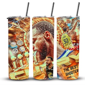 Puede incluir: Un vaso de acero inoxidable con temática de baloncesto. El diseño incluye un retrato de jugador, anillos de campeonato, trofeos y el texto "THE BEST SHOOTER EVER". El vaso tiene una pajita plateada y una tapa.