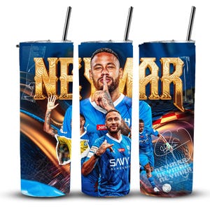 Może przedstawiać: Zestaw trzech izolowanych kubk&oacute;w ze stali nierdzewnej z pokrywkami i słomkami. Każdy kubek ma żywy design z napisem "NEYMAR" złotymi literami i zdjęciami piłkarza w niebieskim stroju. Tło ma niebiesko-złoty gradient.