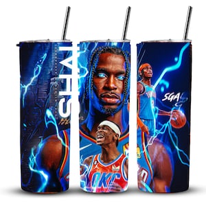 Puede incluir: Un vaso azul y naranja con un diseño de jugador de baloncesto. El vaso presenta un patrón de rayo y el texto "SGA".