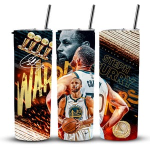 Puede incluir: Un vaso de acero inoxidable con un diseño colorido que presenta a un jugador de baloncesto, las palabras "Stephen Curry" y "Warriors", y una pelota de baloncesto. El vaso tiene una tapa negra y una pajita.