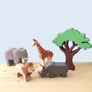 Set safari, animali in legno della savana, giocattoli in legno fatti a mano, giraffa, elefante, rinoceronte, leone, albero di baobab, giocattoli per Montessori e Waldorf