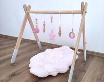 Salle de sport en bois pour bébé avec jouets suspendus et tapis nuage rose