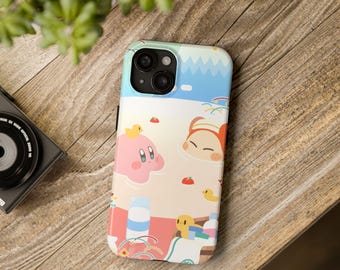 Può includere: Una custodia per telefono colorata con un personaggio dei cartoni animati rosa e giallo su uno sfondo di spiaggia. La custodia ha un ritaglio per la fotocamera e uno sfondo bianco.