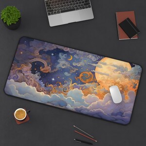 Op de afbeelding: Een grote muismat met een kleurrijke illustratie van een maan, sterren en wolken. De illustratie is in een grillige stijl met draaiende wolken en gouden accenten.
