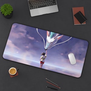 Może przedstawiać: Podkładka pod mysz w stylu anime w kolorze fioletowym i niebieskim z białym smokiem i dziewczyną, która wyciąga do niego rękę. Tło to zachmurzone niebo z jasnoniebieskim oceanem.