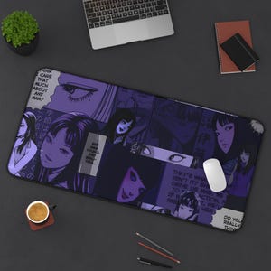Pode incluir: Um mousepad retangular roxo com ilustrações em estilo mangá de rostos de mulheres e balões de fala. O texto inclui frases como "Você se importa tanto com algum homem?" e "Ela era jovem e bonita."