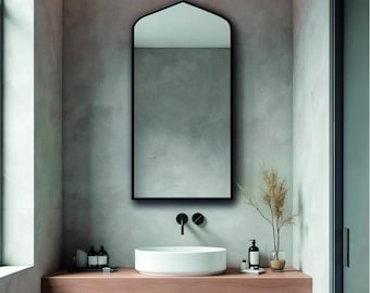 Espejo con marco de madera semiarqueado: decoración moderna para baños y comedores