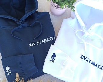 2 Individuell bestickter Hoodie mit römischer Ziffer, Geschenk für Paare, personalisiertes Datum und Initial Hoodie, Geschenk für Verlobungen und Jubiläen