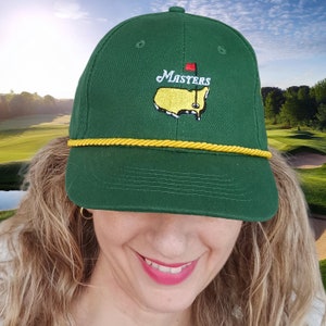 Kundenspezifische Golfkappe, Namensstickerei-Personalisierungs-Golfgeschenke USA-Karte, grüne Kappe für Golfer mit gelber Luxusschnur.