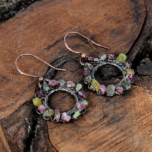Pendientes de cobre multiturmalina Pendientes de cobre electroformado Pendientes de piedra preciosa multiturmalina en bruto Pendientes de cobre electroformado
