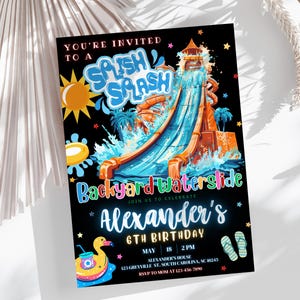 Puede incluir: Una invitación colorida para una fiesta de tobogán de agua en el patio trasero para un 6º cumpleaños. La invitación presenta un tobogán de agua de dibujos animados con una corriente de agua azul y blanca, un sol amarillo y el texto "You're invited to a Splash Splash Backyard Water Slide, Join us to celebrate Alexander's 6th Birthday".