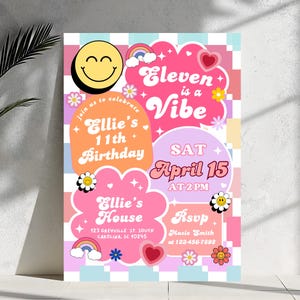 Op de afbeelding: Een kleurrijke uitnodiging voor een verjaardagsfeestje met een retro-ontwerp. De uitnodiging bevat de tekst "Eleven is a Vibe" en "Ellie's 11th Birthday". Extra details zijn de datum, tijd en RSVP-informatie. Het ontwerp bevat smileys, regenbogen en bloemen.