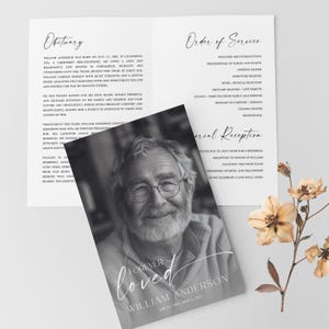 Op de afbeelding: Een herdenkingsdienstprogramma met een zwart-witfoto van William Anderson. Het programma bevat de overlijdensbericht, de volgorde van de dienst en details voor een herdenkingsreceptie. De woorden "Forever Loved" staan op de foto.