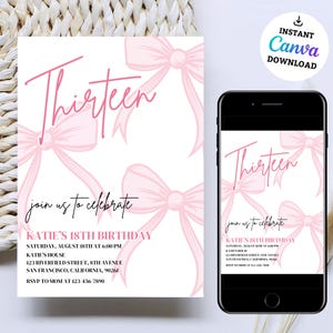 Op de afbeelding: Roze verjaardagsuitnodiging met een witte achtergrond en roze strikken. De uitnodiging zegt "Dertien" en "Vier met ons mee de 18e verjaardag van Katie". De uitnodiging bevat de datum, tijd, locatie en RSVP-informatie.