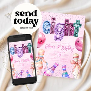 Może przedstawiać: Różowe zaproszenie urodzinowe ze słowem "eight" w cekinowych literach. Zaproszenie zawiera ilustracje kręgli i tekst "Join us to celebrate Olivia's 8th Birthday" i "Send today". Smartfon wyświetla to samo zaproszenie.