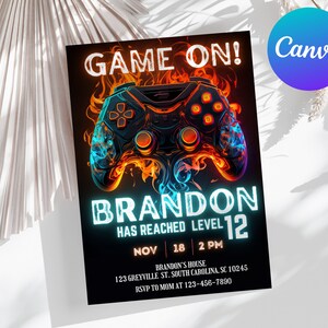 Op de afbeelding: Een zwarte en oranje videogamecontroller met vlammen op een zwarte achtergrond. De tekst "GAME ON!" staat bovenaan de afbeelding. De tekst "BRANDON HAS REACHED LEVEL 12" staat onder de controller. De tekst "NOV 18 2 PM" staat onder de tekst "BRANDON HAS REACHED LEVEL 12". De tekst "BRANDON'S HOUSE 123 GREYVILLE ST. SOUTH CAROLINA, SC 10245 RSVP TO MOM AT 123-456-7890" staat onderaan de afbeelding.