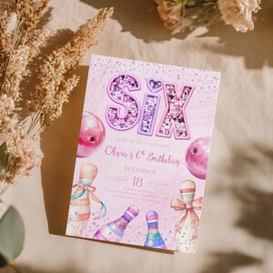 Pode incluir: Um convite de aniversário rosa com a palavra "SIX" em letras brilhantes. O convite inclui pinos e bolas de boliche, com o texto "Olivia's 6th Birthday" e a data.