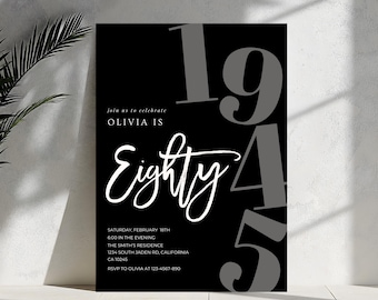 Może przedstawiać: Czarno-białe zaproszenie na 80. urodziny Olivii. Projekt zawiera słowo "Eighty" w eleganckim kroju pisma, z rokiem 1945 w dużych szarych cyfrach. Zawiera szczegóły wydarzenia: datę, godzinę, miejsce i informacje RSVP.