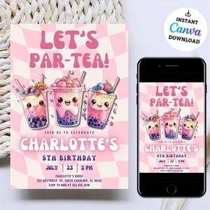Può includere: Un invito rosa e bianco con uno sfondo a scacchi. L'invito dice "Let's Par-Tea!" e presenta tazze di bubble tea di cartoni animati con facce sorridenti. Il testo dice "Unisciti a noi per celebrare il 5° compleanno di Charlotte, 23 luglio | 14:00".