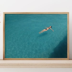 Floating Woman Poster – minimalistischer moderner Druck einer Frau im blauen Wasser, ruhige, vom Ozean inspirierte Wandkunst für Schlafzimmer oder Studio