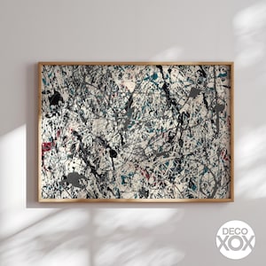 Può includere: Dipinto astratto in cornice di legno. L'opera presenta una caotica disposizione di schizzi di vernice grigi, neri, verde acqua e rossi su sfondo bianco. Il dipinto è incorniciato in una cornice di legno marrone chiaro. L'angolo in basso a destra riporta il testo "DECO XOX".