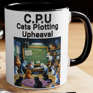 Puede incluir: Taza de cerámica blanca con borde y asa negros. La taza presenta una ilustración de dibujos animados de gatos tramando en una pizarra con el texto "C.P.U. Cats Plotting Upheaval".