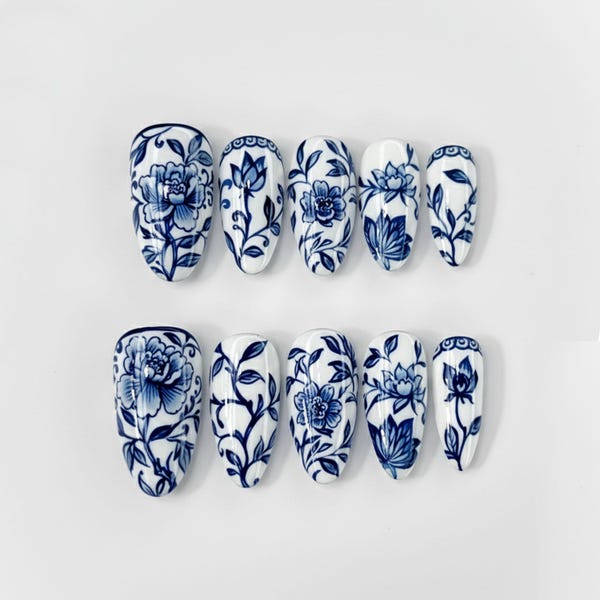 Uñas postizas de porcelana azul con flores hechas a mano / Base blanca con intrincadas flores azules / Elegantes uñas almendradas con un toque vintage