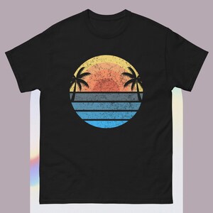 Retro Style Tropical Vintage sunset Beach Palm Tree Sunset Beach Palms Summer Vibes Retro Tropical Summer T-Shirt