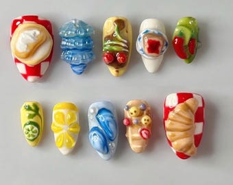 Handgefertigte Picknick Brunch 3D Sculpted Press On Nails | Luxus Miniatur Essen & Cafe Kunst | Einzigartige wunderliche Foodie Ästhetik - roter Gingham