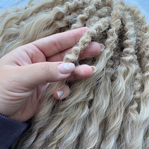 DE losse krullen dreadlocks, Wave synthetische dreads extensions, haak dreads, blonde krullen dreads, 22 inch, imitatie van natuurlijk haar