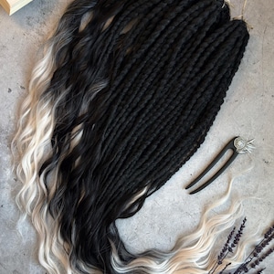 Texturerade dreadlocks med lockar. Svarta DE/SE är dreads. Svarta och vita lockar. Extra längd 95 cm (38 tum). Boho hårförlängning. Fejk ombre hår.
