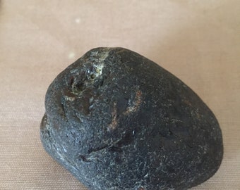 Gåva till älskare, Vacker svart diamant 832 karat, Utsökt karbonad för distinkta smycken, Perfekt för romantiska tillfällen