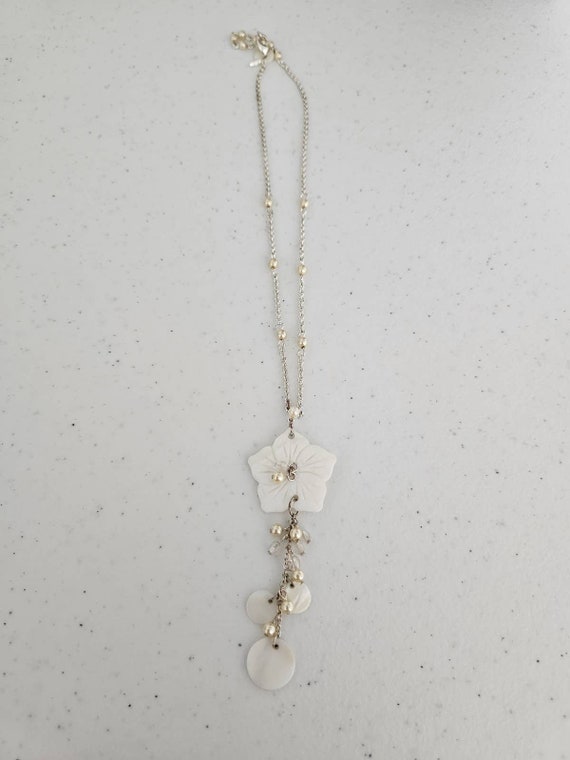 Vintage Y2K Avon Necklace White Plastic Flower Pe… - image 3