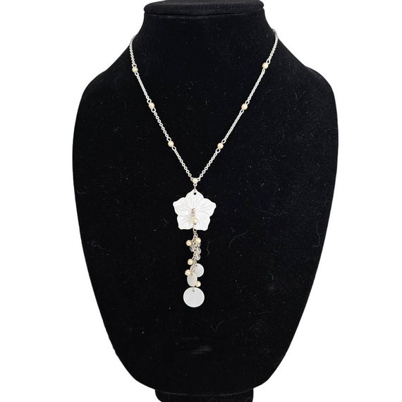 Vintage Y2K Avon Necklace White Plastic Flower Pe… - image 1
