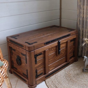 Solid Wood Storage Chest with Forged Iron – Lockable Trunk with Gas-Lift Lid – 90x50x50 cm