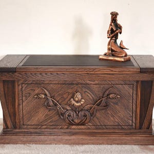 Solid Oak Chest – Hand-Carved Wooden Trunk with Leather Top – Art Deco Heirloom Storage Box – 80x40x40 cm