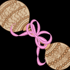 以下が含まれることがあります： ピンクのサテンリボンが弓結びになっている、茶色と金色の模様のついたオーナメントが2つ