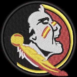 Puede incluir: Parche bordado con un perfil de cabeza Seminola en blanco, rojo y amarillo. El diseño incluye un fondo negro con un borde amarillo y una lanza o rayo estilizado.