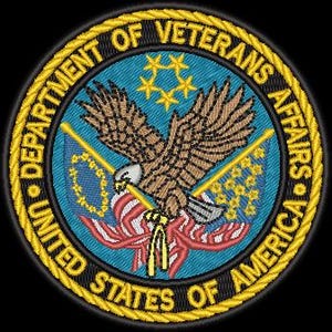 Puede incluir: Parche bordado con el sello del Departamento de Asuntos de Veteranos. El diseño circular incluye un águila marrón con las alas extendidas, banderas, estrellas y el texto "DEPARTMENT OF VETERANS AFFAIRS UNITED STATES OF AMERICA" en letras doradas sobre un fondo negro.