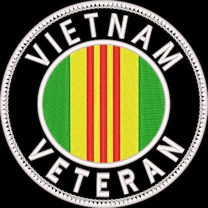 Puede incluir: Un parche bordado en blanco y negro con las palabras "Vietnam Veteran" en un círculo alrededor de un diseño de rayas amarillas, rojas y verdes.