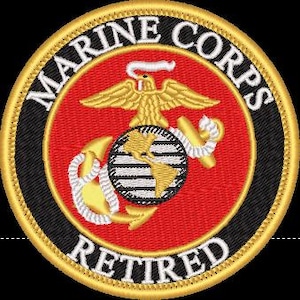 以下が含まれることがあります： 「MARINE CORPS RETIRED」の文字が入った円形の刺繍パッチ。デザインは、金色のワシ、地球儀、錨のエンブレムが赤い中心に配置され、黒と金の縁取りで囲まれています。