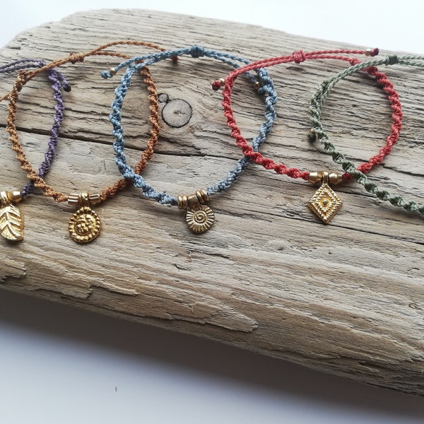 Individuelles Armband mit Messinganhänger nach Wunsch im Boho-chic style/ zierlich/Gold/ Makramee/ Festival/minimalistisch