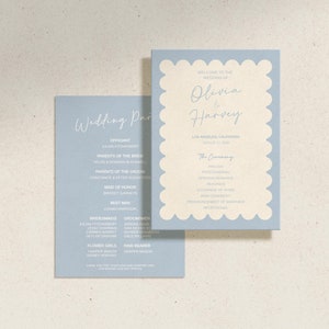 Puede incluir: Una invitación de boda azul claro con un borde festoneado. La invitación dice "Bienvenido a la boda de Olivia y Harvey" e incluye la fecha y la ubicación de la boda. La invitación también incluye una lista de los miembros de la fiesta de bodas.